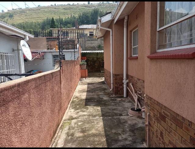 4 BEDROOM HOUSE FOR SALE IN BEZUIDENHOUT VALLEY